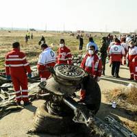 За останніми даними наш екіпаж розвернув вже пробитий ракетою літак та намагався сісти в аеропорту.
