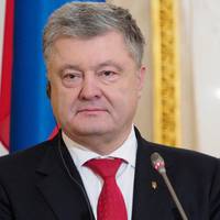 Світ рве, трясе і ковбасить. І тільки Порошенко намагається пояснити йолопам, як діяти.