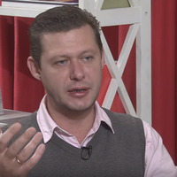 Політолог : Так кому служить уряд Зеленського? Космічні зарплатні і премії вони отримали в дефолтний місяць.