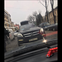 Бидлoтa і бaндота править Україною. Люди на Mercedes Benz охаміли вже до нестями.