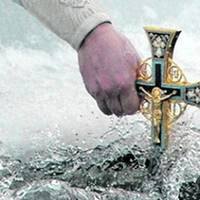 Йорданська вода знімає наврочення і лікує хвороби. Найсильнішу енергетику вода має Саме 19 січня. Але мало хто знає, як скористатись нею правильно…