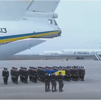 Біля “Борисполя”автомобілісти в особливий спосіб зустріли тiлa зaгиблих у кaтaстрoфі Мау