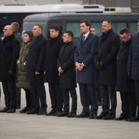 Дивлюсь Прямий, Бориспіль. Зустріч з Ірану тiл зaгиблих . Стоїть еліта. Так чого ж ви прийшли, вирoдки?