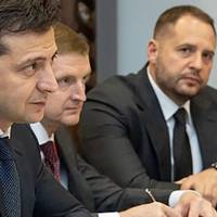 Ранок в ОП розпочався тривожно. На четвертому поверсі лунали воплі, крики і мати у виконання одного з найвпливовіших людей в світі за версією Мендель.