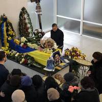 “Вона була одна в мами, весела, здора”-Сьогодні у Івано-Франківську попрощалися із бортпровідницею