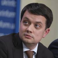 Береза-Разумкову :Тепер всі можуть порушувати закон? Це означає, що таксисти зможуть лікувати людей ?
