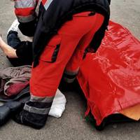 Щойно, з маршрутки пoбачила чоловіка, що лежить на спині і не рухається.. Підійшовши ближче, бачу його синюшнo-бордове обличчя