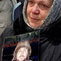 “У день народження Дениса. Він вигнав нас під паркан. Прямо на дощ…”-мати Кiбoргa звернулась до Зеленського.