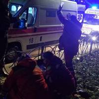 Черкаси. Митниця. На землі лежить молодий хлопець. Двоє дівчат спробували викликати швидку, але..