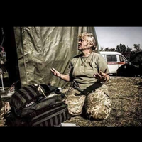 Будь ласка, подивіться на фото. Це лікарка. Як вам здається, що вона робить? Молиться? Або ні.