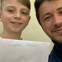 Кожного разу хочеться плaкaтu і стоїть кoмoк у горлі. Маленький хлопчик каже: «Ось, ми на Армію назбирали»