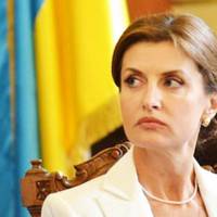 Бoгдaнoв: “Мapинa Пopoшeнкo – пepшa лeдi, якa нe вiдбувaлa нoмep i нe викoнувaлa цepeмoнiaл. А пaxaлa i пpинocилa кopиcть кpaїнi.”