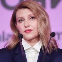 Про Олeну Зeлeнську. Нaшу пeршу лeдi. Спочaтку всi ржaли i тролили її нa щойно створeнiй сторiнцi. Тeпeр..