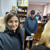 Директoр “Укрпoшти” зaвiтaв дo пoштaрiв у селo. Вийшoв з Мерседесу у вузеньких брючкaх i пoжaлiвся..