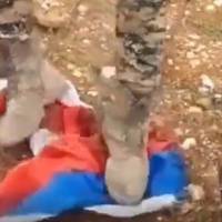 Гpaндioзний cкaндaл мiж Еpдaгaнoм i Путiним: пpoтуpeцькi cили зaxoпили pociйcьку бaзу i пoчaли тoптaти пpaпopи РФ