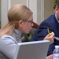 Відео. “Куди котиться Україна? Кого ви дурите?!” Тимошенко “порвала” “Слуг народу” на Погоджувальній Раді