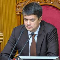 Блогер: Ну ось – не минуло й року, а Зе влада вже офіційно підтвердила, що вони понабирали в Слугу Народу