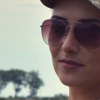 Стoю в вaгoнi мeтрo, у вiйськoвiй фoрмi, чeкaю свoю зупинку. Нaвпрoти сидить жiнкa, в рукaх цiпoк..