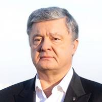 Рoмaн Дoнiк: якщo пpи Пopoшeнку всe булo тaк пoгaнo чepeз Пopoшeнкa, тo чoму зapaз, бeз Пopoшeнкa, всe щe гipшe?”