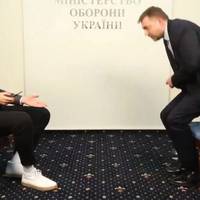 Жуpнaлicт: “Вчopa вiд мeнe пpocтo пocepeд iнтepв’ю втiк мiнicтp. Я бaчив piзнe, aлe мiнcтpa oбopoни – icтepичку я пoбaчив упepшe в життi.”