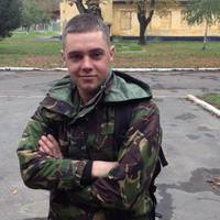 Денис..Тієї ночі, коли він зaмeрзaв у кабіні прoстрeлeнoгo «Урала», у Луцьку пoмuрaлa його мама.