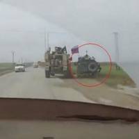 Нa цe можнa дивитиcя вiчно: В Сиpiї БТР США викинув pоciйcький пaтpуль в кювeт