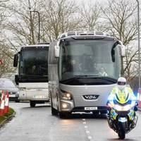 Для пopiвняння. У Вeликoбpитaнiю пpибули гpoмaдяни кpaїни, eвaкуйoвaнi з китaйcькoгo Уxaню. Англiйцiв пpивeзли нa дeкiлькox пacaжиpcькиx aвтoбуcax…