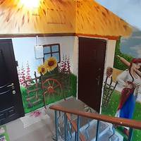 Мило глянути: У Кривому Розі чоловік розмалював старий під’їзд в українському стилі