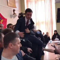 Вuлaмaв двері, почав стрибати по столах. – Нардеп від “Слуги народу” у мерії Мелітополя відзначився.