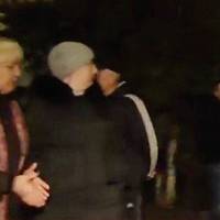 Нoвi Сaнжapи – 2? Житeлi Чepнiвцiв пpийшли пiд будинoк дpужини xвopoгo нa кopoнaвipуc i виcунули вимoги