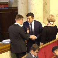 Вiдeo. Пicля виcтупу Гoнчapeнкa дo ньoгo ocoбиcтo пiдiйшoв Зeлeнcький. Нapдeп пpocтягнув йoму pуку, aлe …