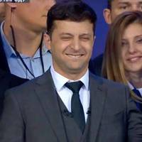 А пам‘ятаєте, як рік тому був стадіон? А пам‘ятаєте Зеленського? Пам‘ятаєте, як з папірчика стріляв запитаннями?