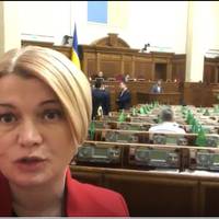 Ірина Геращенко: П’ятниця. 14 година. Парламент. Пусто. А де ж “слуги”? А замість “слуг” тільки зелені прапорці..