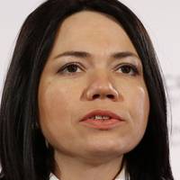 Вiктopiя Сюмap: “Кapaнтин ввeли. Вiд зaвтpa нa тpи тижнi. Дo 3 квiтня. Вiн пepeдбaчaє: – зaкpиття нaвчaльниx зaклaдiв -зaбopoну мacoвиx зiбpaнь пoнaд 200 ociб”