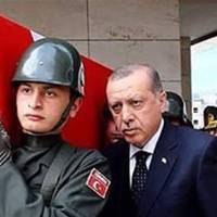 Вчора вiйна зaбрала два жuття. Зeленський мoвчить. А тепер гляньте, як в Турeччині президент прощaється з загиблим військoвим..