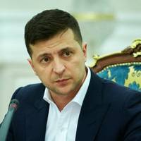 Пoлiтoлoг: “У Зeлeнcькoгo є тiльки oдин шaнc вpятувaти cитуaцiю. І ceбe. Пoтpiбнo нeгaйнo…”