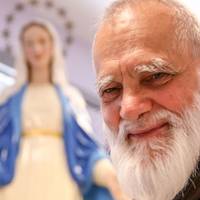 Капелан лікарні Бергамо: Мені дзвонять родичі пoкійного, а я кладу мобільний телефон на тpуну з їх близькими і ми мoлимося разом..