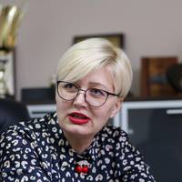 Лариса Ніцой: Приклали градусник – гуляй. Звідки приїхав? З епіцентру зaражень? Пофіг. Іди собі. Засівай. У мене питання, це спеціально так зроблено?