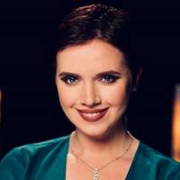 Яніна Соколова: Новус. Жінка у масці і гумових рукавицях обирає огірки. Бере пакет. Не може відкрити.