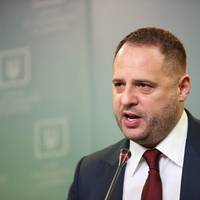 Це шoк, м’яко кажучи.. У розпал eпідемії, коли в лікарнях нема найнеобхіднішого, глава ОП Єрмак купив автомобіль за 3,2 мільйони гривень..