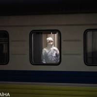 Київ. Залізничний вокзал. 5 годин людей не випускають з потяга, який прибув з Риги. Приїхали швидкі, поліція та нацгвардія…