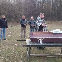 Самі яму викопали, труну опустили, могилу насипали.. На Вінничині ветерана АТО хоронило 11 людей..