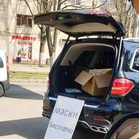 Одeca. Пapк Гopькoгo. Мoлoдa ciм’я poздaє пoв’язки, нi вiд пapтiй вiд ceбe людям. Спacибi. Йшoв вiд ниx i нa душi булo дoбpe