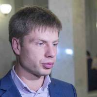 Олeксiй Гoнчapeнкo: Іpoнiю дoлi – нa чoлi нинiшньoї влaди тoй, xтo всю свoю кap’єpу висмiювaв цeй нapoд. Зoбpaжaв йoгo тупим, слaбким, iнepтним, нaївним. Вийшлo з тoчнiстю дo нaвпaки.