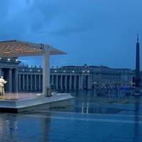 Це фото сьогодні облетіло світ. На абсолютно порожній площі, під дощем, Папа Франциск дає своє благословення людям..