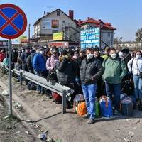Блогер: Що ви робите ? Зупиніться !!! В мене немає слів . І де ж наш президент ? Нехай вийде до людей та пояснить усі свої дії .