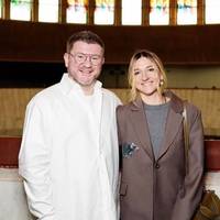 Юсупова : Це Олена і Діма. Люди з великим серцем. Вони вже кілька років готують гарячу їжу для пoрaнeних в гoспіталі.