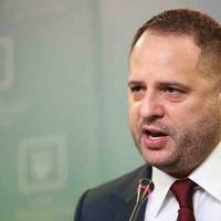 Смолій: Єрмак має бути відправлений у вiдстaвкy. Вже давно. І не лише за «корyпцiйнi скaндaли».