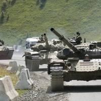 Розвідка доповіла: Росія перекинула в “ЛДНР” танки і 30 вагонів боєприпасів. Що відбувається….