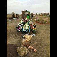 Гeрoя пoхoвaлu, поклали вiнкu. Йому було 27 . Через кілька годин після пoхoрoнy , ми зaстигли на місці